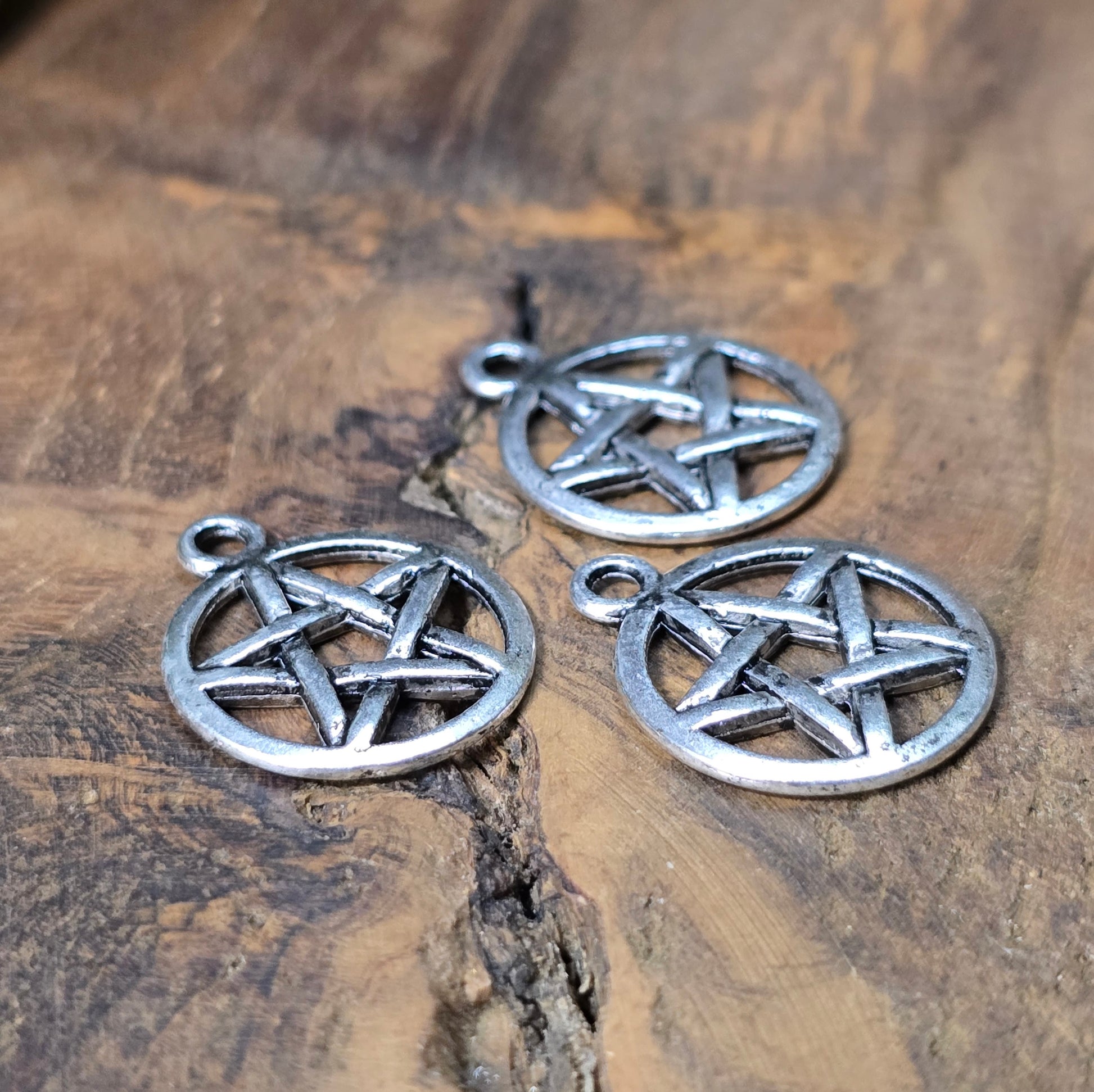 6x Pentagramm-Anhänger in antik-silber, 20 mm – beidseitig geprägt. Ideal für Schmuckdesign, Ketten, Armbänder, Taschenbaumler & Deko.
