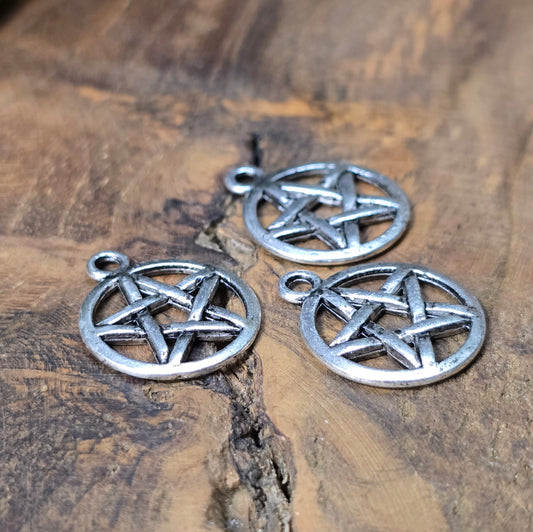 6x Pentagramm-Anhänger in antik-silber, 20 mm – beidseitig geprägt. Ideal für Schmuckdesign, Ketten, Armbänder, Taschenbaumler & Deko.