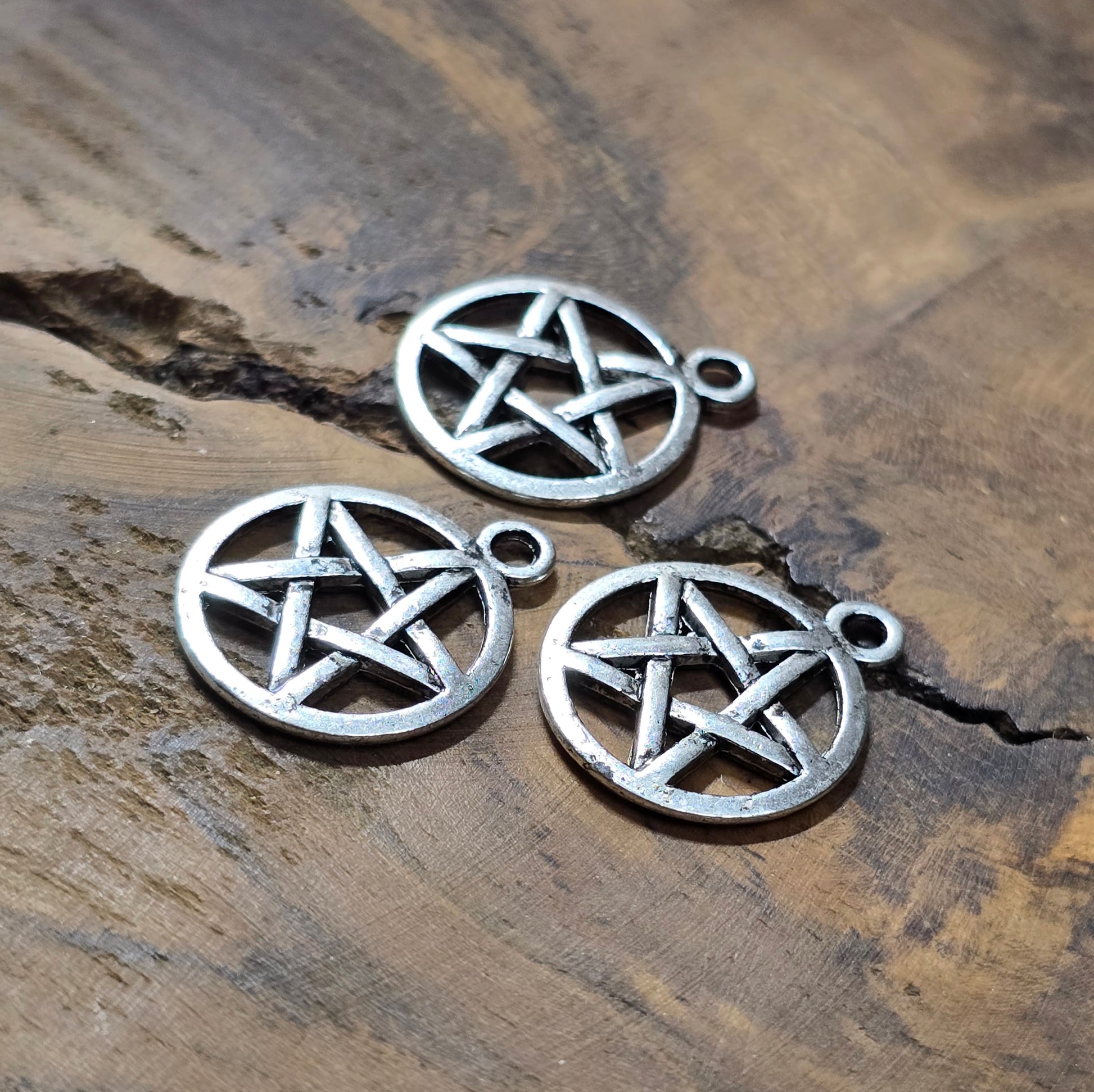 6x Pentagramm-Anhänger in antik-silber, 20 mm – beidseitig geprägt. Ideal für Schmuckdesign, Ketten, Armbänder, Taschenbaumler & Deko.