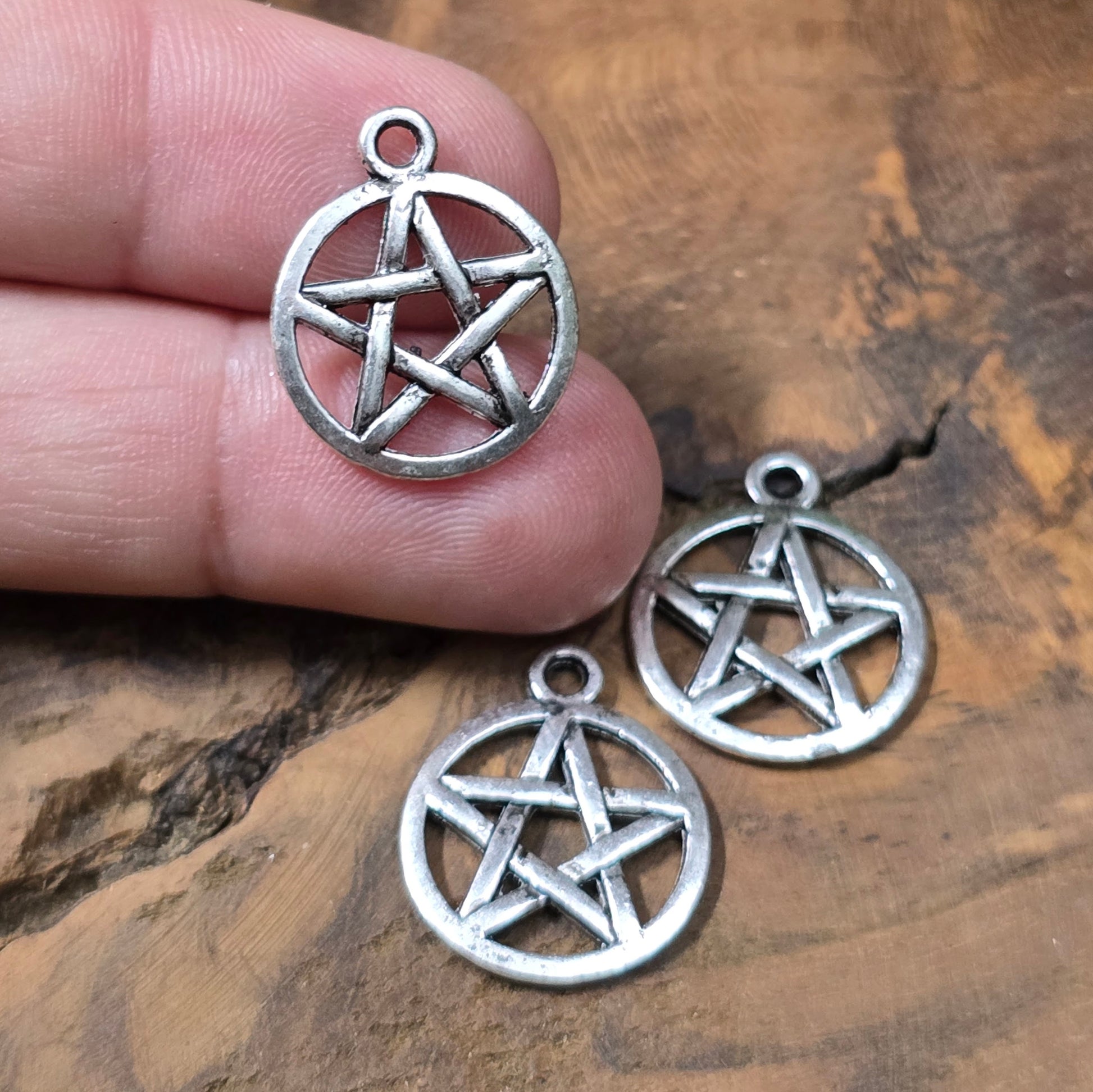 6x Pentagramm-Anhänger in antik-silber, 20 mm – beidseitig geprägt. Ideal für Schmuckdesign, Ketten, Armbänder, Taschenbaumler & Deko.