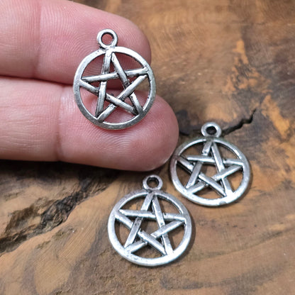 6x Pentagramm-Anhänger in antik-silber, 20 mm – beidseitig geprägt. Ideal für Schmuckdesign, Ketten, Armbänder, Taschenbaumler & Deko.