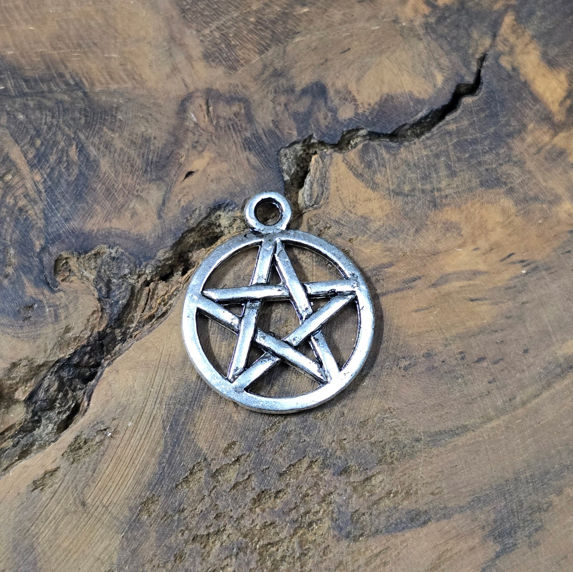 6x Pentagramm-Anhänger in antik-silber, 20 mm – beidseitig geprägt. Ideal für Schmuckdesign, Ketten, Armbänder, Taschenbaumler & Deko.