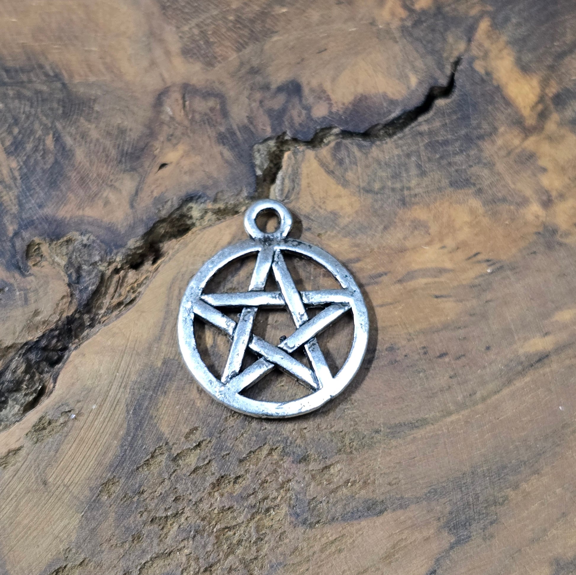 6x Pentagramm-Anhänger in antik-silber, 20 mm – beidseitig geprägt. Ideal für Schmuckdesign, Ketten, Armbänder, Taschenbaumler & Deko.