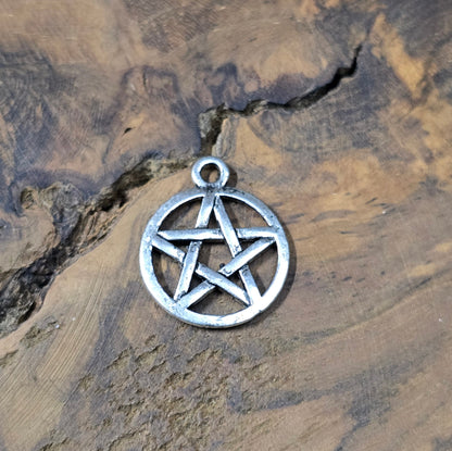 6x Pentagramm-Anhänger in antik-silber, 20 mm – beidseitig geprägt. Ideal für Schmuckdesign, Ketten, Armbänder, Taschenbaumler & Deko.