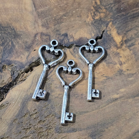 6 nostalgische Schlüssel-Anhänger in antik Silber. Perfekt für DIY-Schmuck, Charms, Ketten, Armbänder, Taschenbaumler & Schlüsselringe.