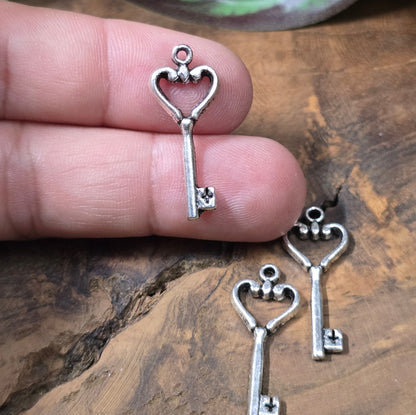 6 nostalgische Schlüssel-Anhänger in antik Silber. Perfekt für DIY-Schmuck, Charms, Ketten, Armbänder, Taschenbaumler & Schlüsselringe.