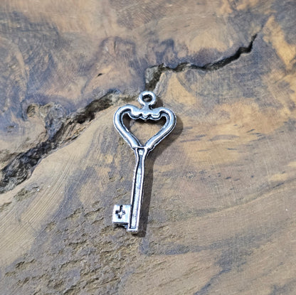 6 nostalgische Schlüssel-Anhänger in antik Silber. Perfekt für DIY-Schmuck, Charms, Ketten, Armbänder, Taschenbaumler & Schlüsselringe.