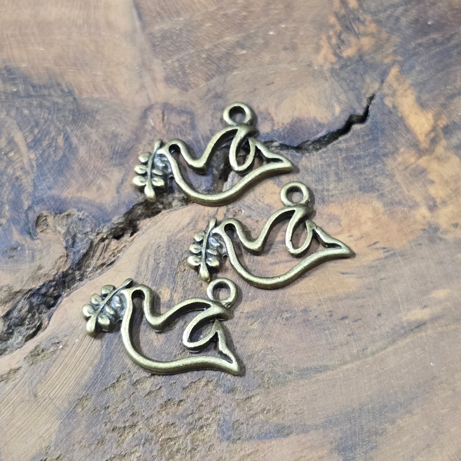 6x Anhänger Vögelchen mit Blätterzweig, antik-bronzefarbig, 17 mm – perfekt für Ketten, Ohrringe, Armbänder & DIY-Schmuck.