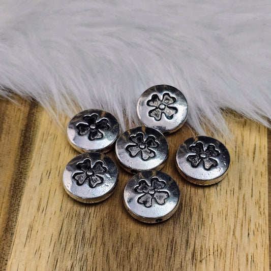 Antik silberfarbene, linsenförmige Metallperlen mit Kleeblattmotiv. Perfekt für Schmuck & Deko, 14mm, 6 Stück. Kreativ & einzigartig!
