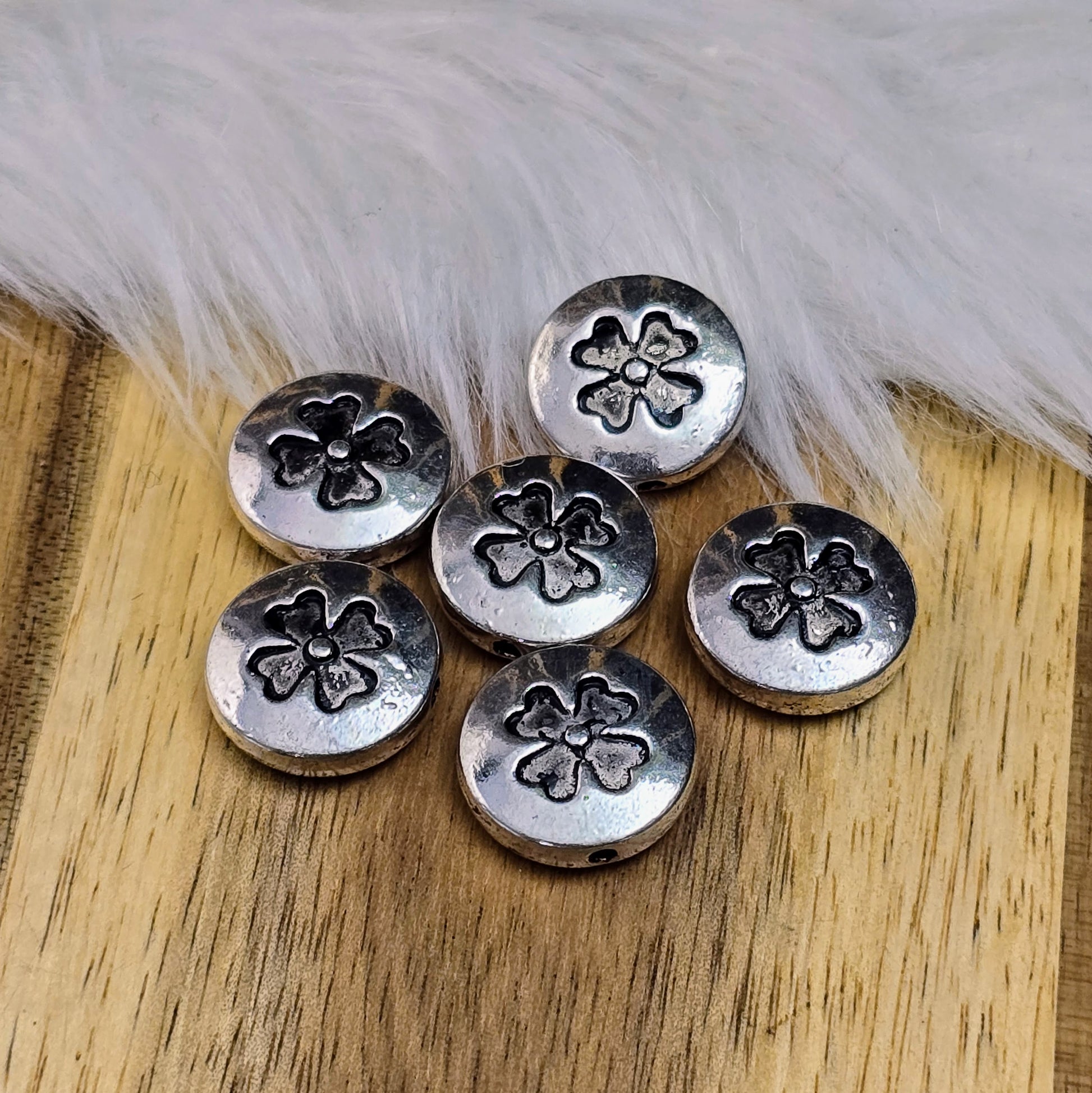 Antik silberfarbene, linsenförmige Metallperlen mit Kleeblattmotiv. Perfekt für Schmuck & Deko, 14mm, 6 Stück. Kreativ & einzigartig!