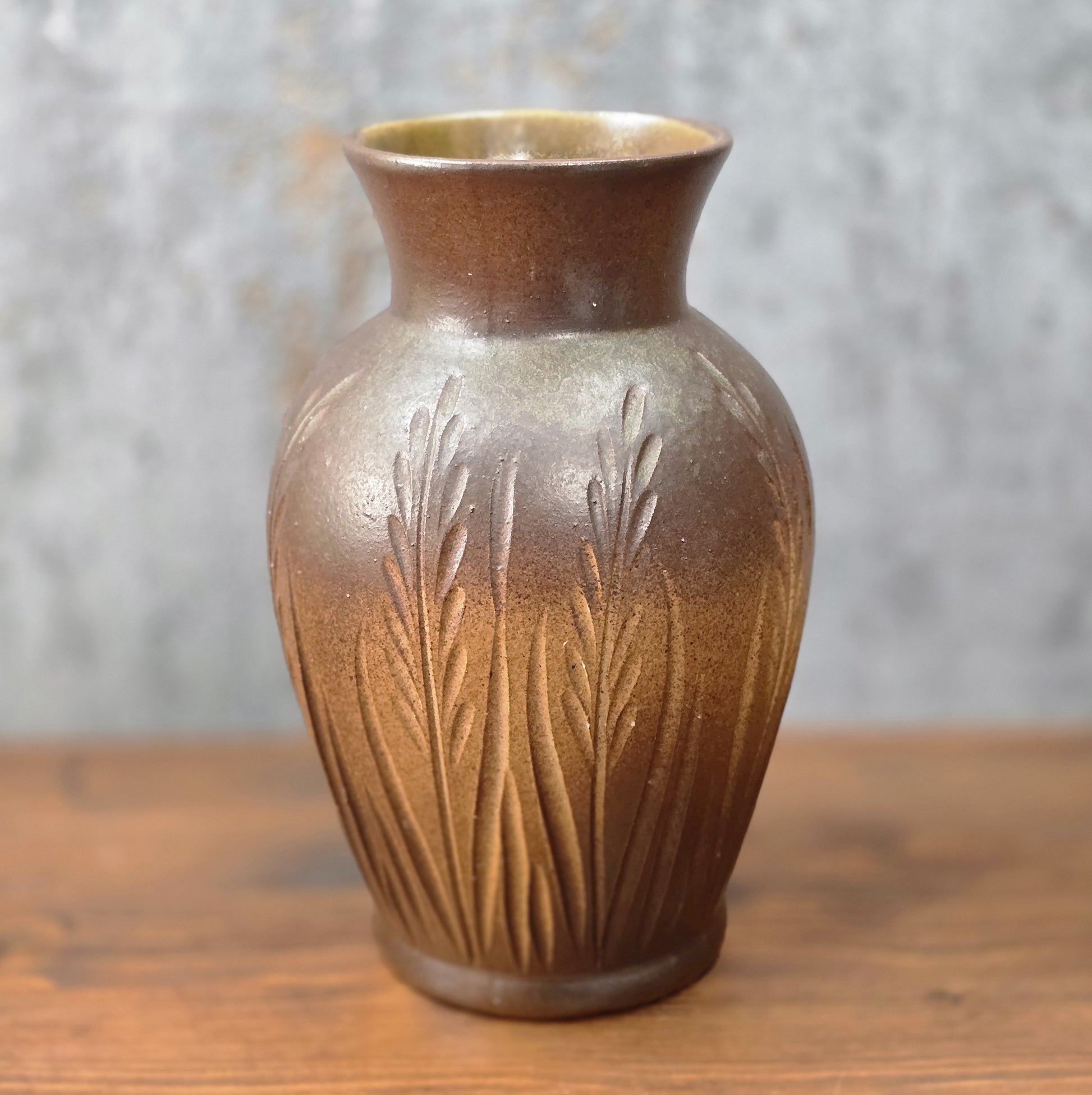 Vintage Art-Déco-Vase, braun gespritzt mit plastischem Ährenrelief, H 21 cm, Ø 12,5 cm, innen glänzend braun, wahrscheinlich Nordböhmen 1930er.
