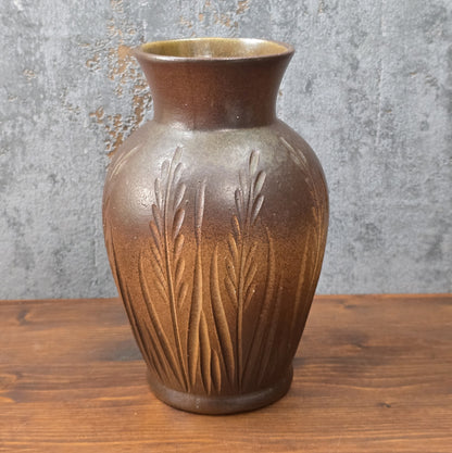 Vintage Art-Déco-Vase, braun gespritzt mit plastischem Ährenrelief, H 21 cm, Ø 12,5 cm, innen glänzend braun, wahrscheinlich Nordböhmen 1930er.