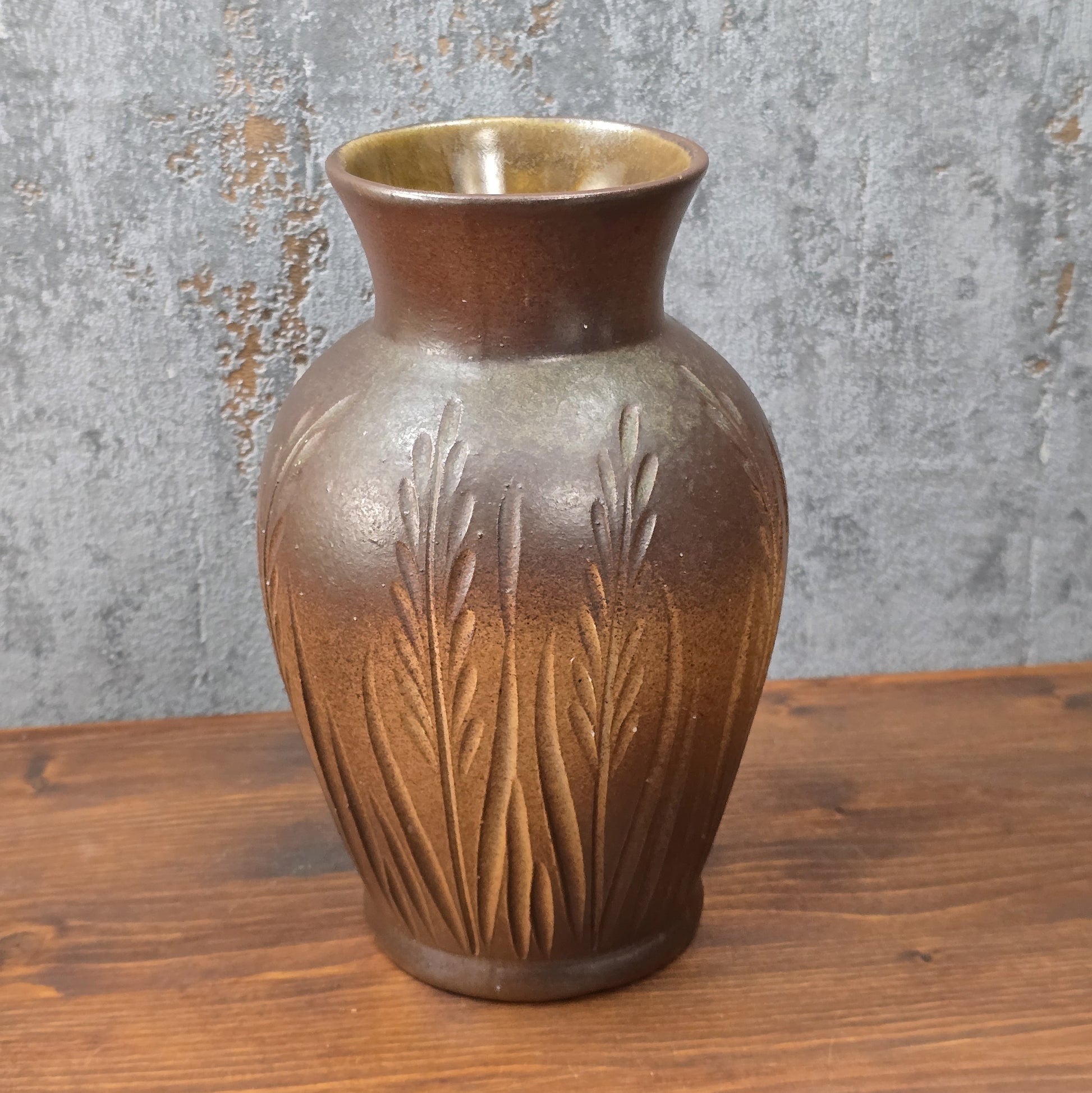 Vintage Art-Déco-Vase, braun gespritzt mit plastischem Ährenrelief, H 21 cm, Ø 12,5 cm, innen glänzend braun, wahrscheinlich Nordböhmen 1930er.