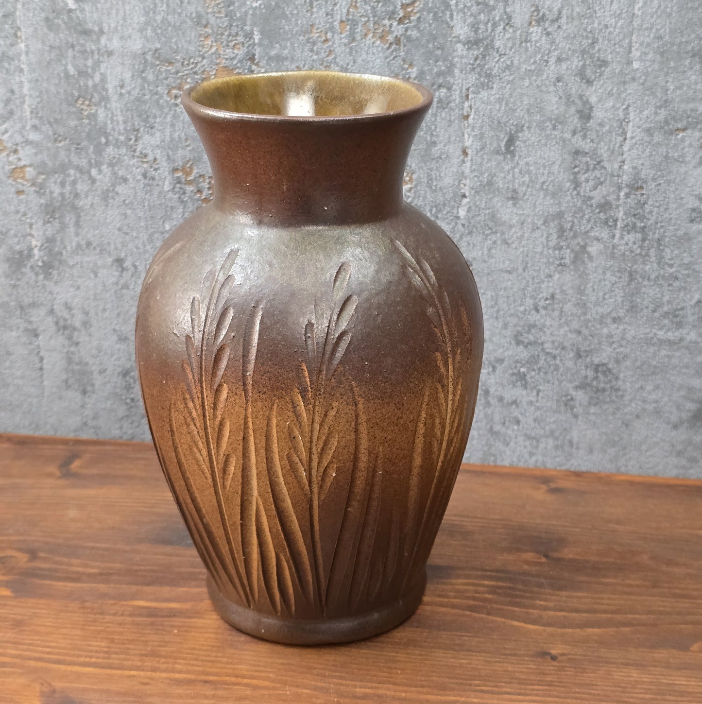 Vintage Art-Déco-Vase, braun gespritzt mit plastischem Ährenrelief, H 21 cm, Ø 12,5 cm, innen glänzend braun, wahrscheinlich Nordböhmen 1930er.