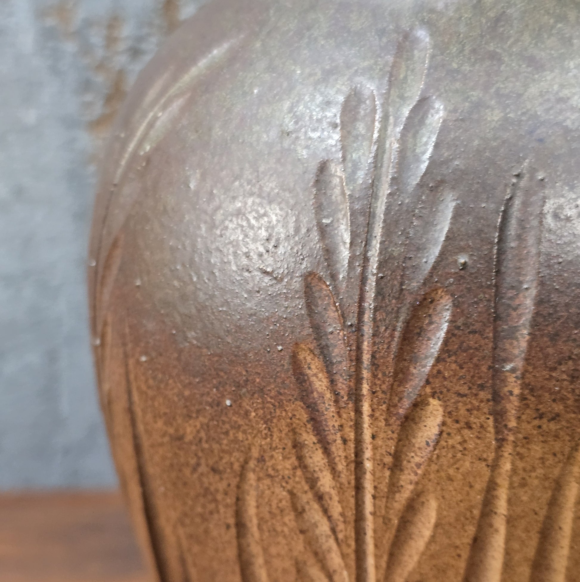 Vintage Art-Déco-Vase, braun gespritzt mit plastischem Ährenrelief, H 21 cm, Ø 12,5 cm, innen glänzend braun, wahrscheinlich Nordböhmen 1930er.