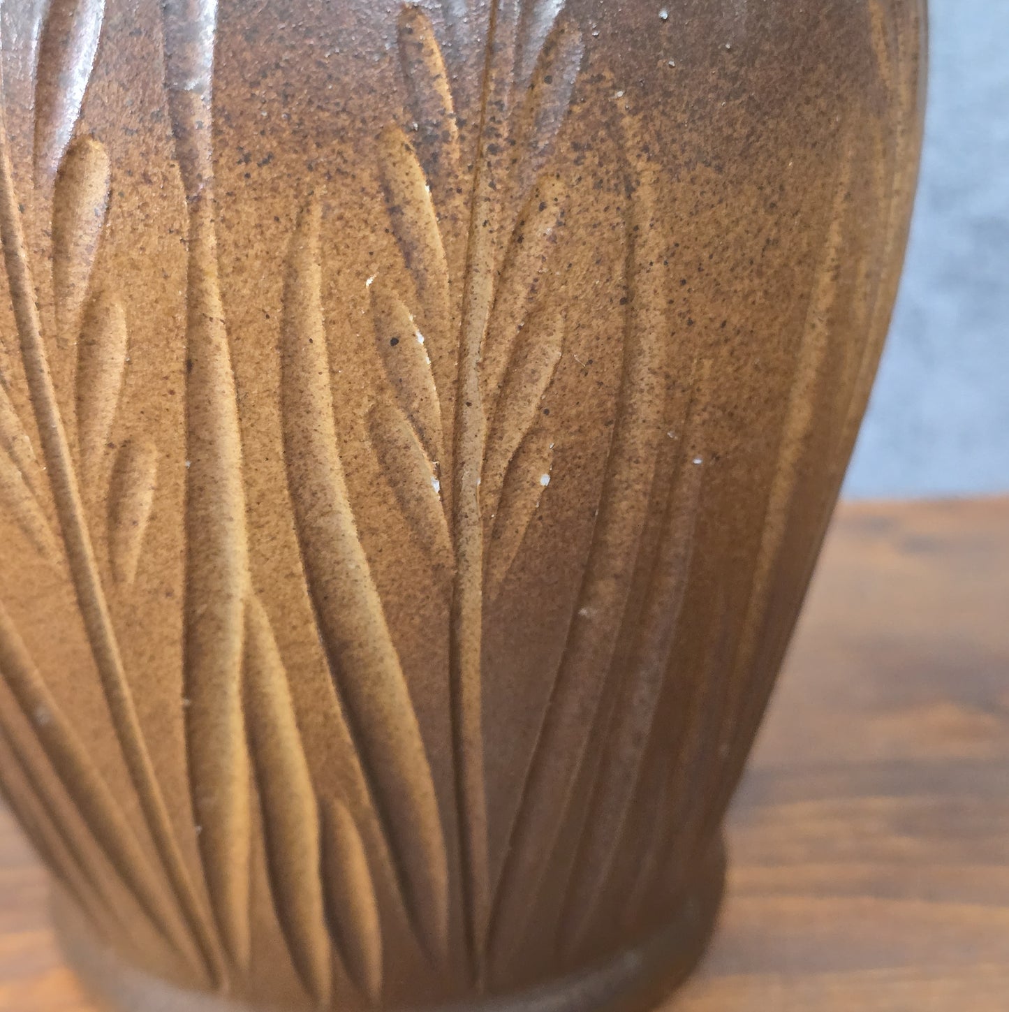 Vintage Art-Déco-Vase, braun gespritzt mit plastischem Ährenrelief, H 21 cm, Ø 12,5 cm, innen glänzend braun, wahrscheinlich Nordböhmen 1930er.