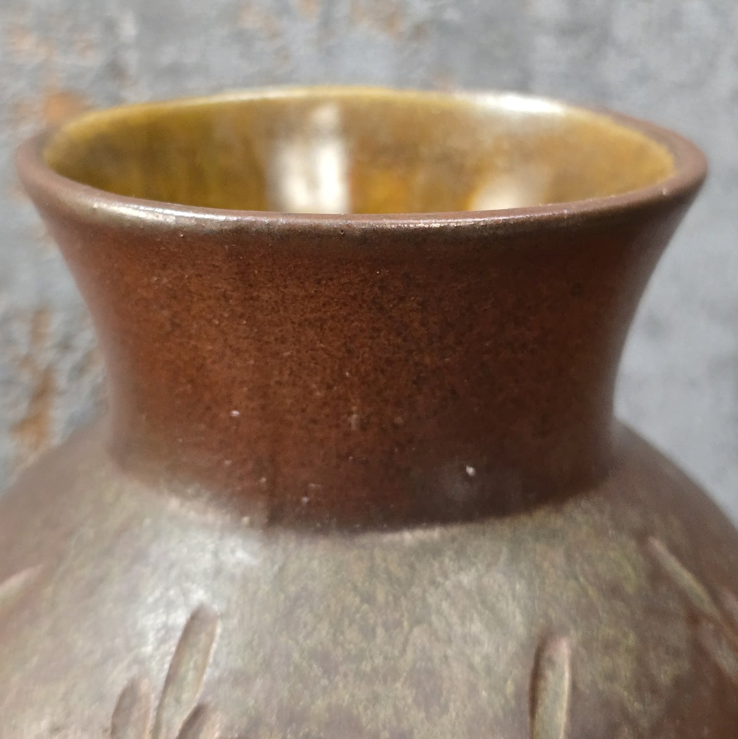 Vintage Art-Déco-Vase, braun gespritzt mit plastischem Ährenrelief, H 21 cm, Ø 12,5 cm, innen glänzend braun, wahrscheinlich Nordböhmen 1930er.