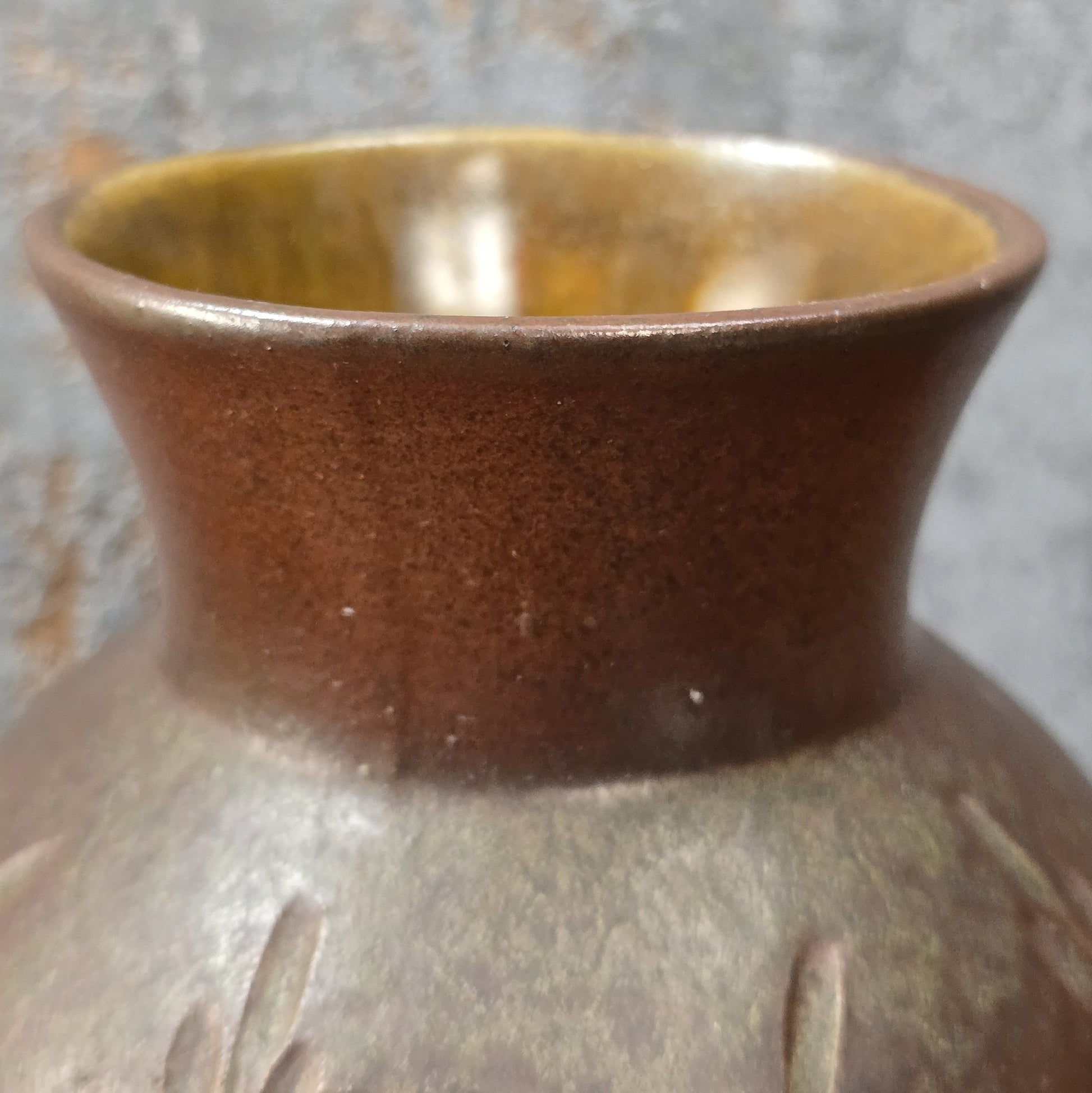 Vintage Art-Déco-Vase, braun gespritzt mit plastischem Ährenrelief, H 21 cm, Ø 12,5 cm, innen glänzend braun, wahrscheinlich Nordböhmen 1930er.