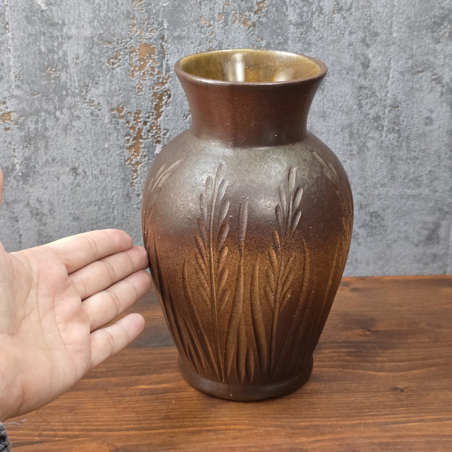 Vintage Art-Déco-Vase, braun gespritzt mit plastischem Ährenrelief, H 21 cm, Ø 12,5 cm, innen glänzend braun, wahrscheinlich Nordböhmen 1930er.