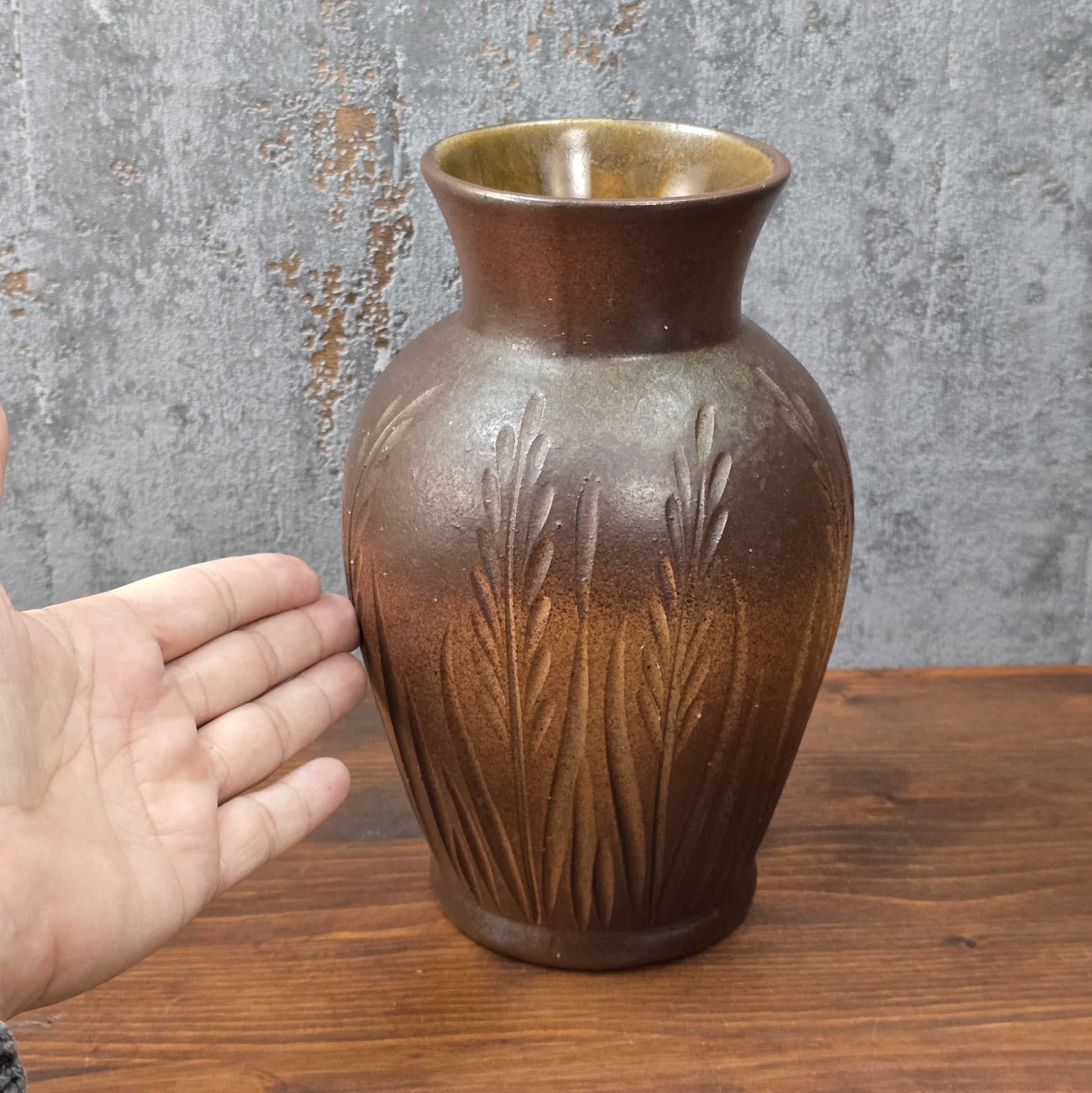 Vintage Art-Déco-Vase, braun gespritzt mit plastischem Ährenrelief, H 21 cm, Ø 12,5 cm, innen glänzend braun, wahrscheinlich Nordböhmen 1930er.