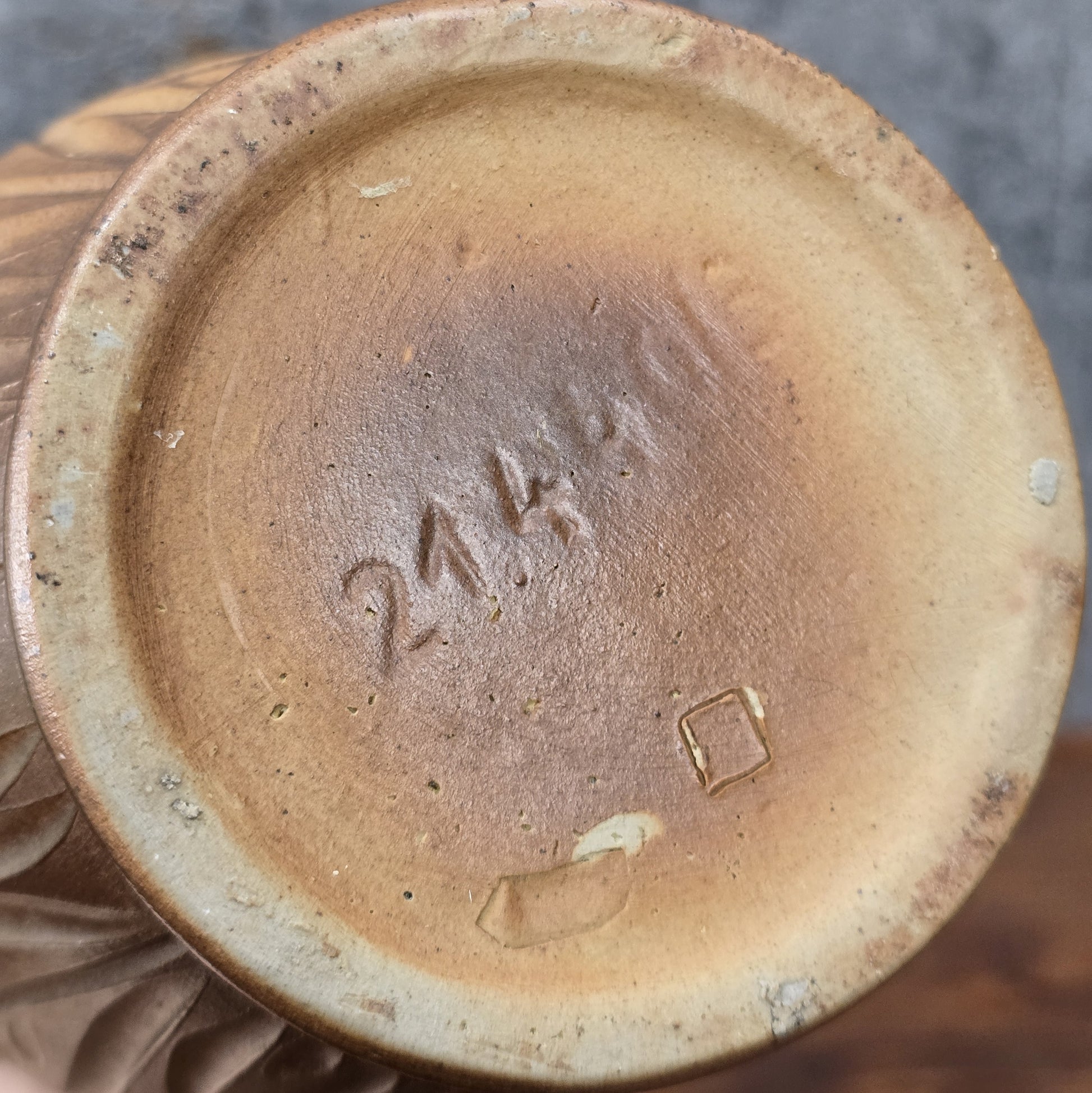 Vintage Art-Déco-Vase, braun gespritzt mit plastischem Ährenrelief, H 21 cm, Ø 12,5 cm, innen glänzend braun, wahrscheinlich Nordböhmen 1930er.