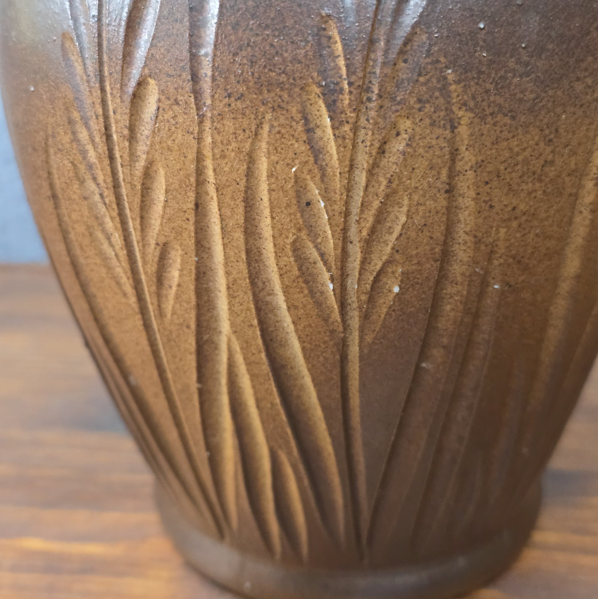 Vintage Art-Déco-Vase, braun gespritzt mit plastischem Ährenrelief, H 21 cm, Ø 12,5 cm, innen glänzend braun, wahrscheinlich Nordböhmen 1930er.