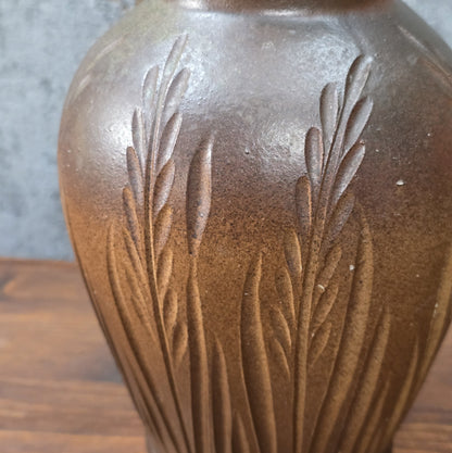 Vintage Art-Déco-Vase, braun gespritzt mit plastischem Ährenrelief, H 21 cm, Ø 12,5 cm, innen glänzend braun, wahrscheinlich Nordböhmen 1930er.