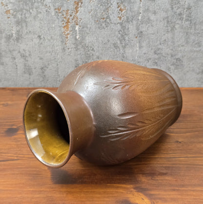 Vintage Art-Déco-Vase, braun gespritzt mit plastischem Ährenrelief, H 21 cm, Ø 12,5 cm, innen glänzend braun, wahrscheinlich Nordböhmen 1930er.