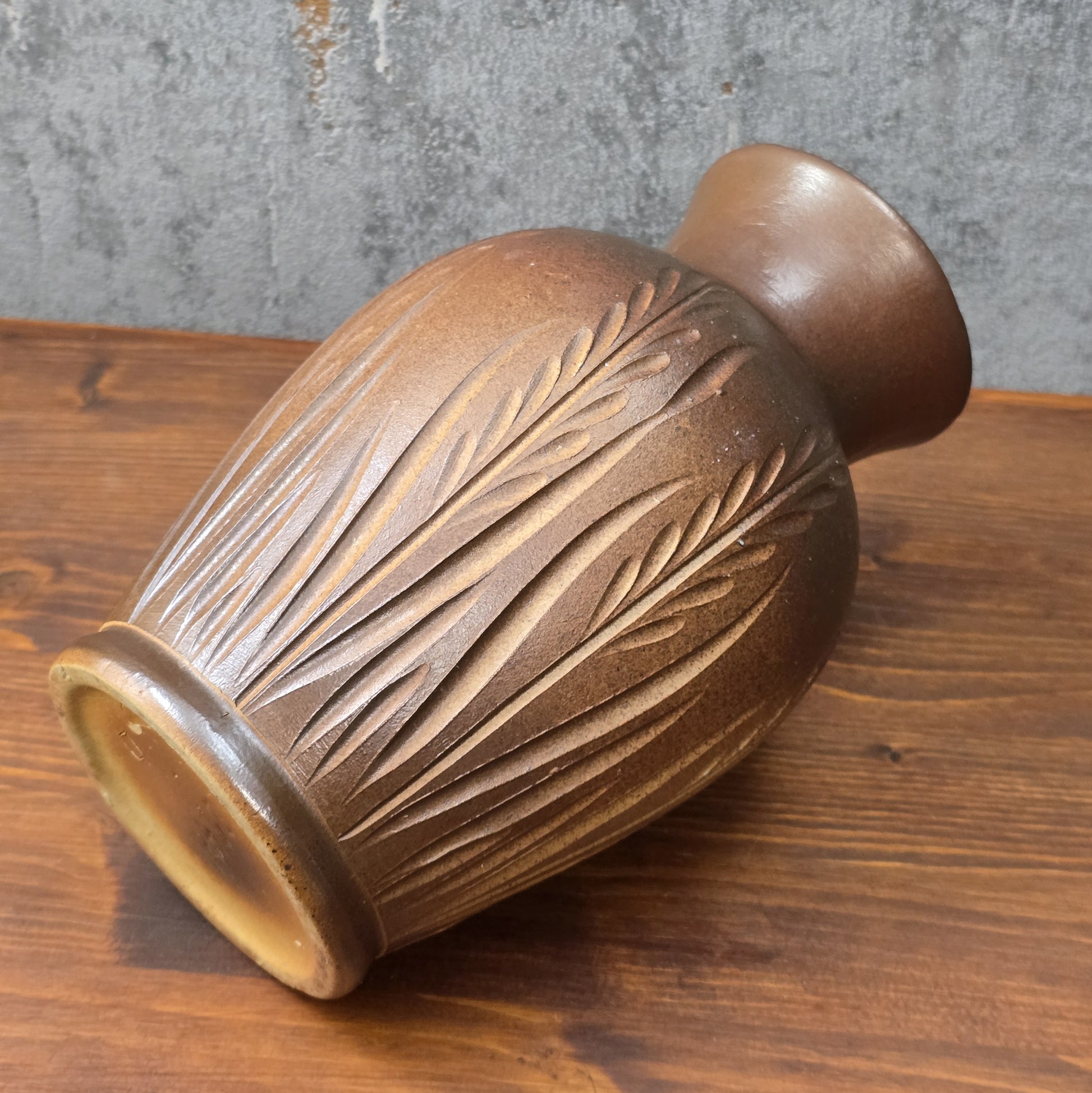 Vintage Art-Déco-Vase, braun gespritzt mit plastischem Ährenrelief, H 21 cm, Ø 12,5 cm, innen glänzend braun, wahrscheinlich Nordböhmen 1930er.