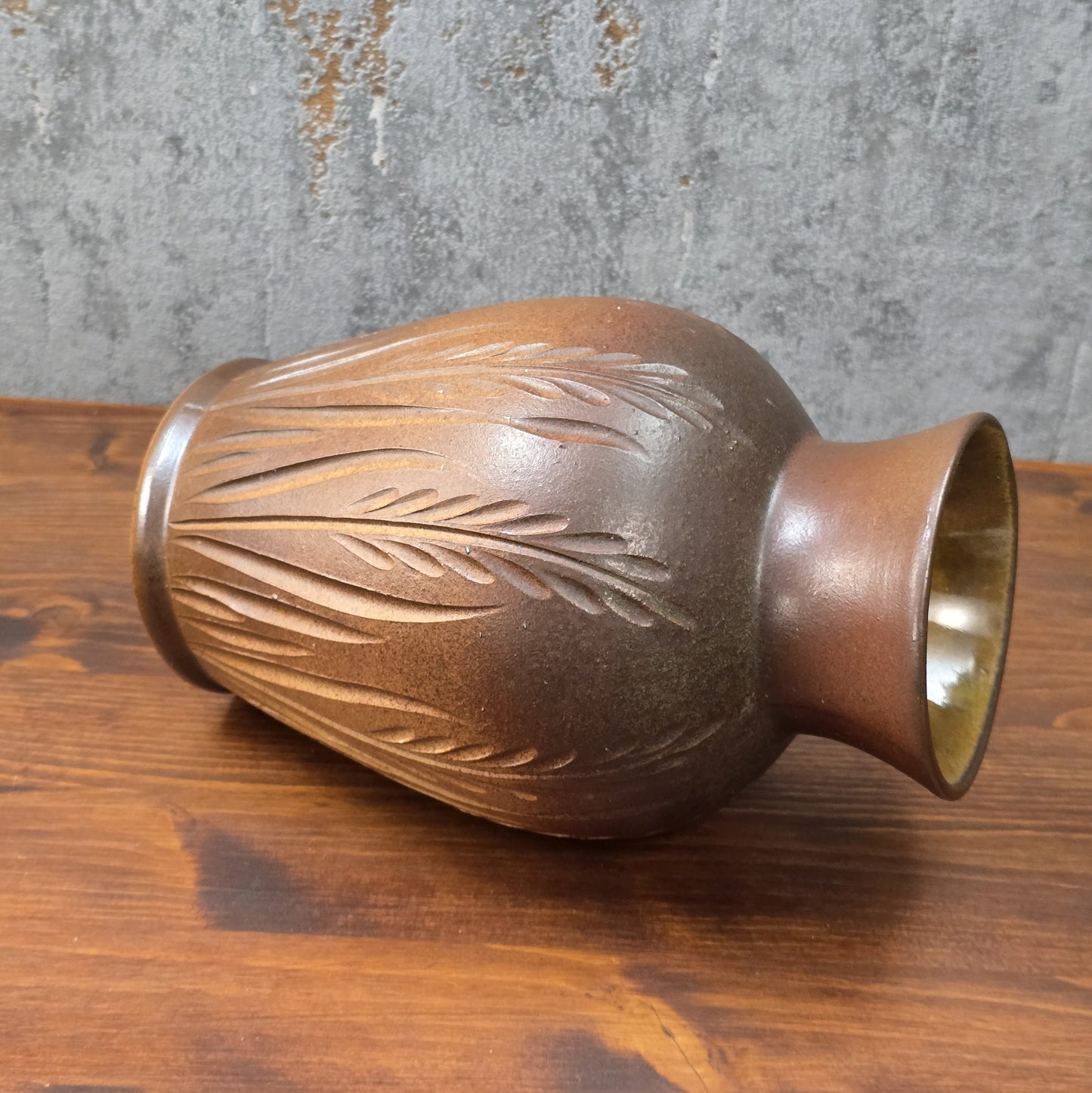 Vintage Art-Déco-Vase, braun gespritzt mit plastischem Ährenrelief, H 21 cm, Ø 12,5 cm, innen glänzend braun, wahrscheinlich Nordböhmen 1930er.