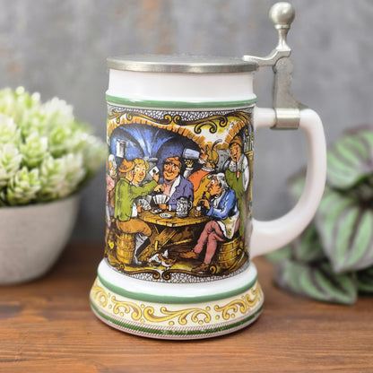 BMF Bierseidel aus weißem Glas mit farbigem Wirtshausmotiv und Zinndeckel, Vintage 1970er/80er