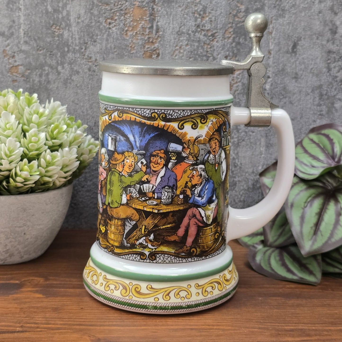 BMF Bierseidel aus weißem Glas mit farbigem Wirtshausmotiv und Zinndeckel, Vintage 1970er/80er