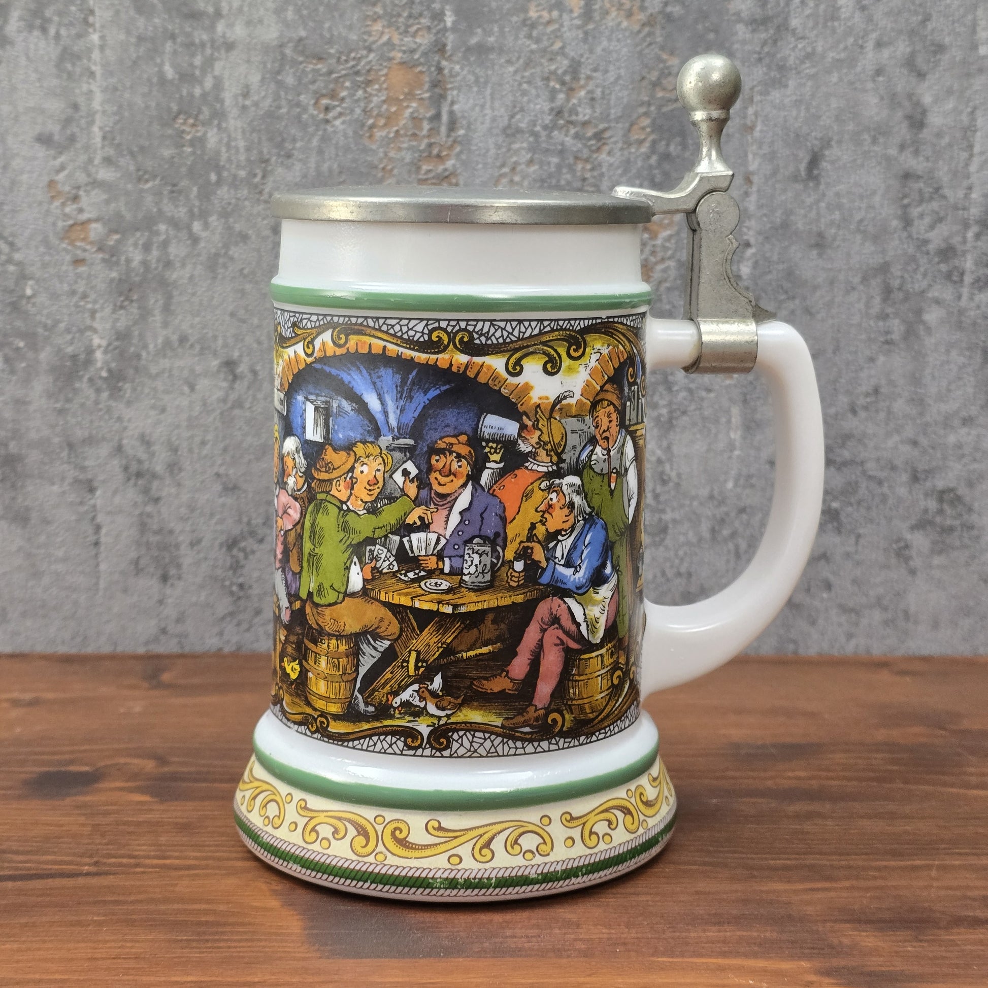 BMF Bierseidel aus weißem Glas mit farbigem Wirtshausmotiv und Zinndeckel, Vintage 1970er/80er