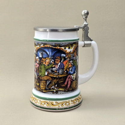 BMF Bierseidel aus weißem Glas mit farbigem Wirtshausmotiv und Zinndeckel, Vintage 1970er/80er