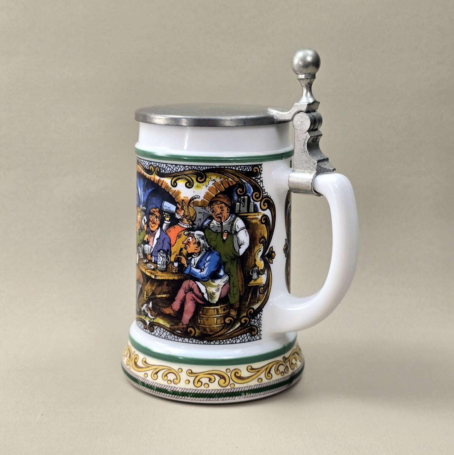 BMF Bierseidel aus weißem Glas mit farbigem Wirtshausmotiv und Zinndeckel, Vintage 1970er/80er