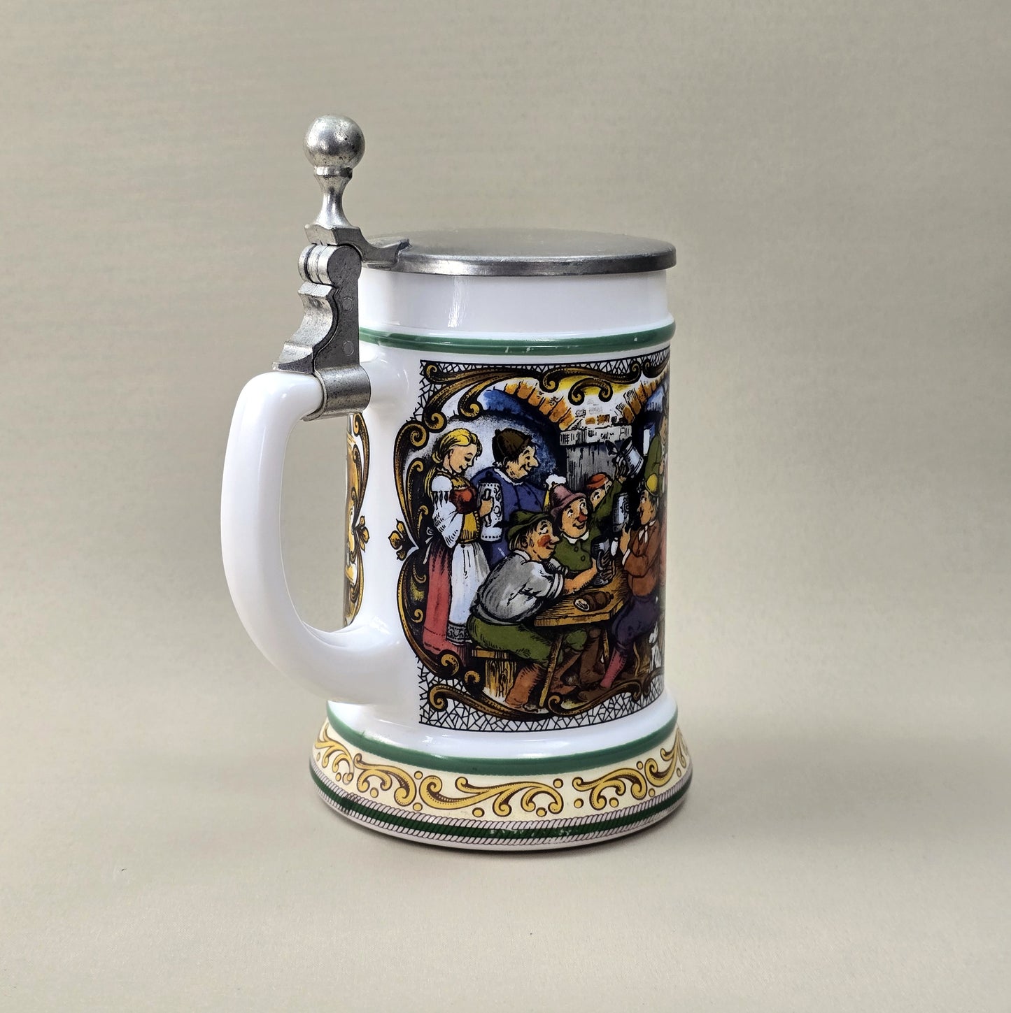 BMF Bierseidel aus weißem Glas mit farbigem Wirtshausmotiv und Zinndeckel, Vintage 1970er/80er