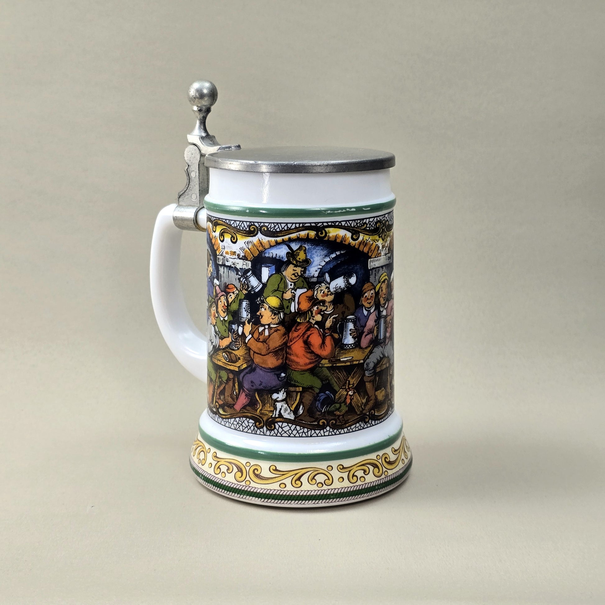 BMF Bierseidel aus weißem Glas mit farbigem Wirtshausmotiv und Zinndeckel, Vintage 1970er/80er