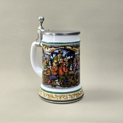 BMF Bierseidel aus weißem Glas mit farbigem Wirtshausmotiv und Zinndeckel, Vintage 1970er/80er