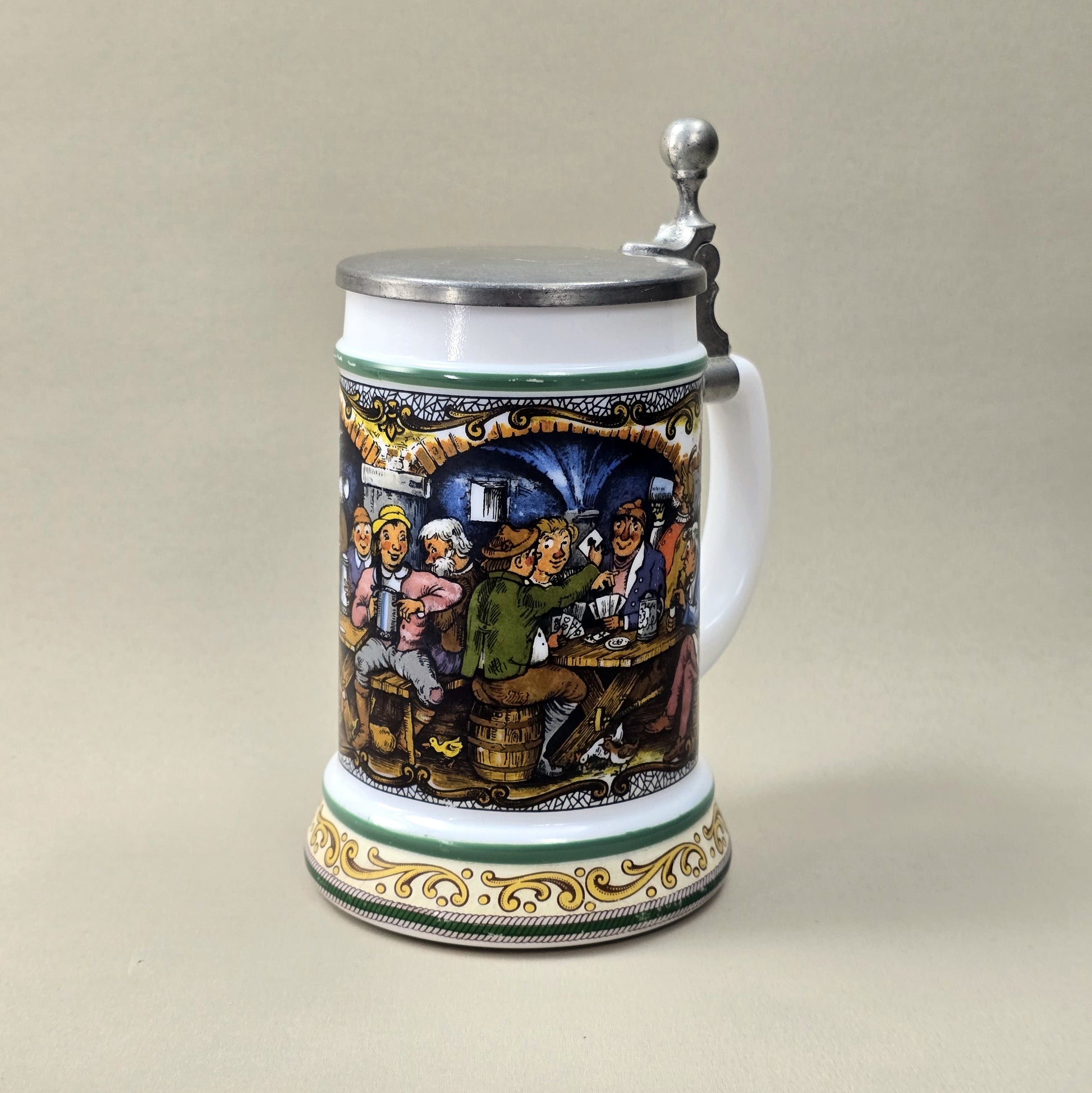 BMF Bierseidel aus weißem Glas mit farbigem Wirtshausmotiv und Zinndeckel, Vintage 1970er/80er