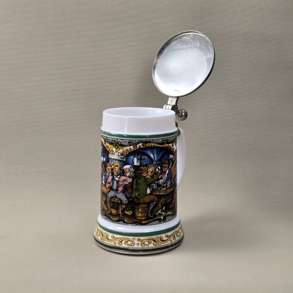 BMF Bierseidel aus weißem Glas mit farbigem Wirtshausmotiv und Zinndeckel, Vintage 1970er/80er