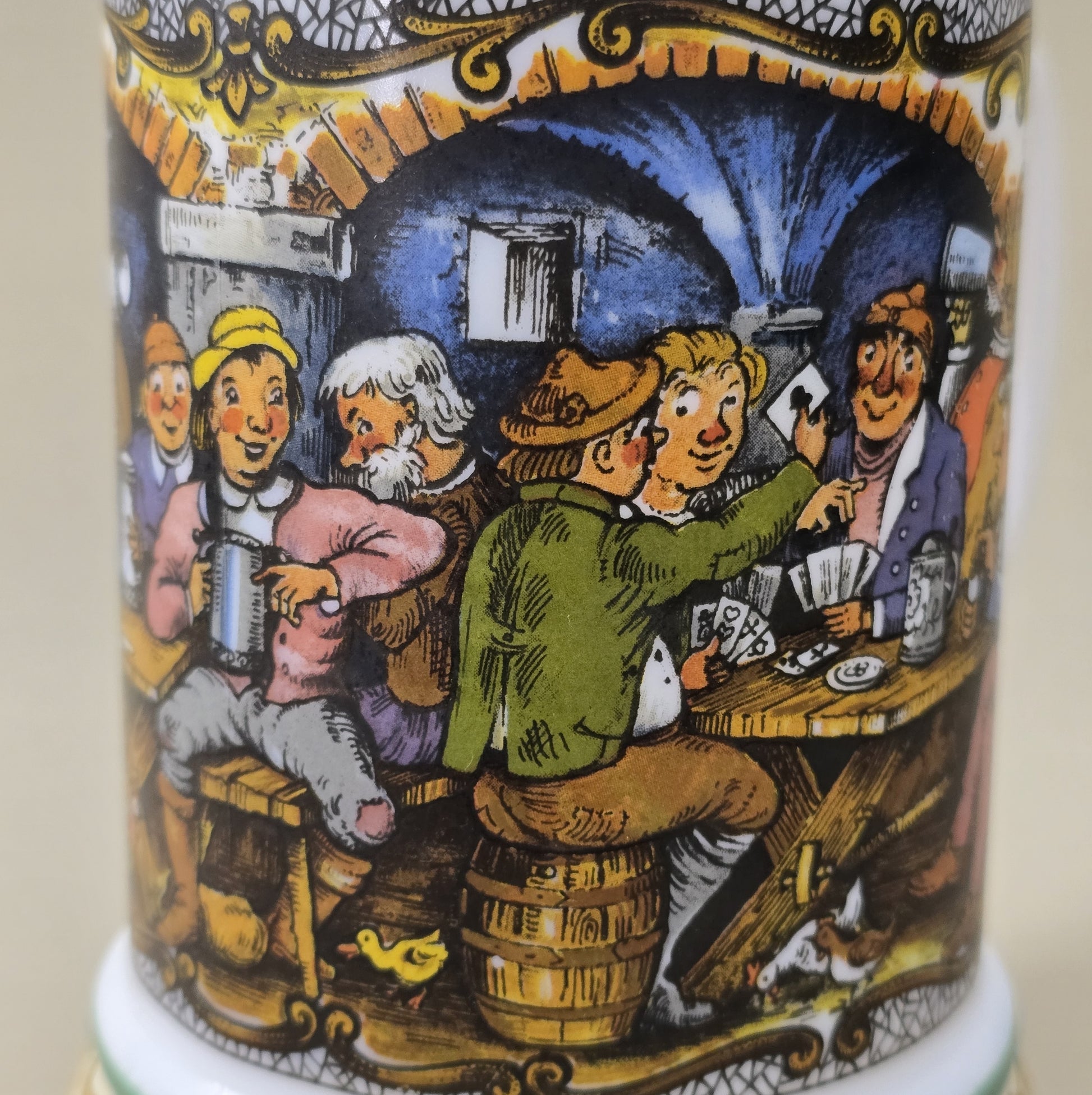 BMF Bierseidel aus weißem Glas mit farbigem Wirtshausmotiv und Zinndeckel, Vintage 1970er/80er