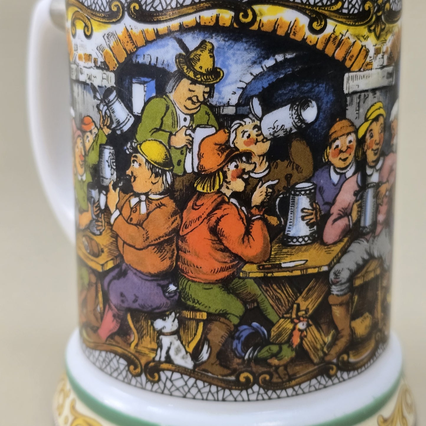 BMF Bierseidel aus weißem Glas mit farbigem Wirtshausmotiv und Zinndeckel, Vintage 1970er/80er