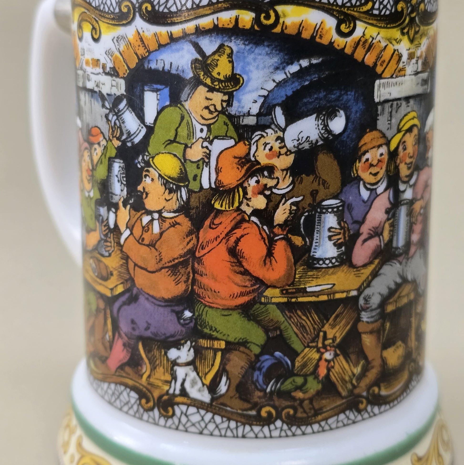 BMF Bierseidel aus weißem Glas mit farbigem Wirtshausmotiv und Zinndeckel, Vintage 1970er/80er