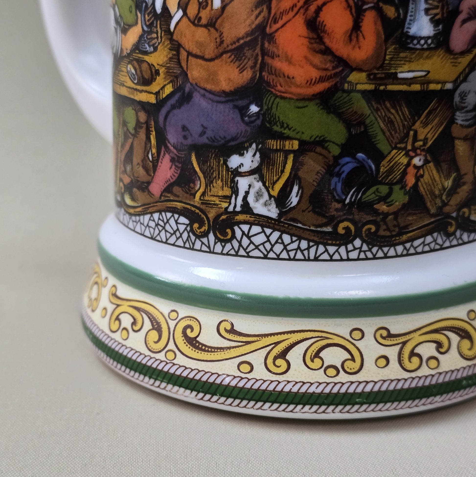 BMF Bierseidel aus weißem Glas mit farbigem Wirtshausmotiv und Zinndeckel, Vintage 1970er/80er