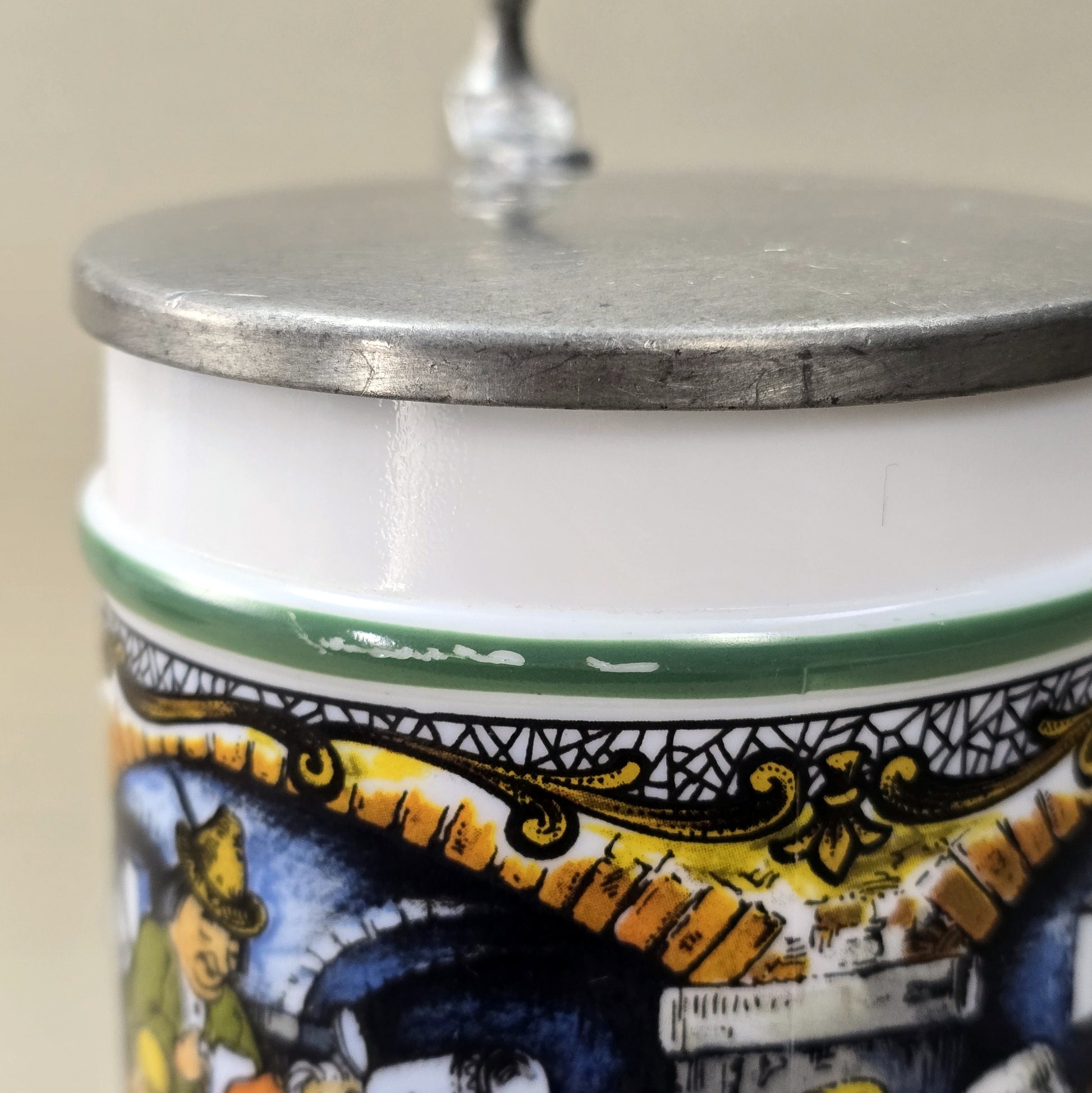 BMF Bierseidel aus weißem Glas mit farbigem Wirtshausmotiv und Zinndeckel, Vintage 1970er/80er