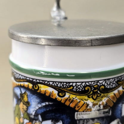 BMF Bierseidel aus weißem Glas mit farbigem Wirtshausmotiv und Zinndeckel, Vintage 1970er/80er