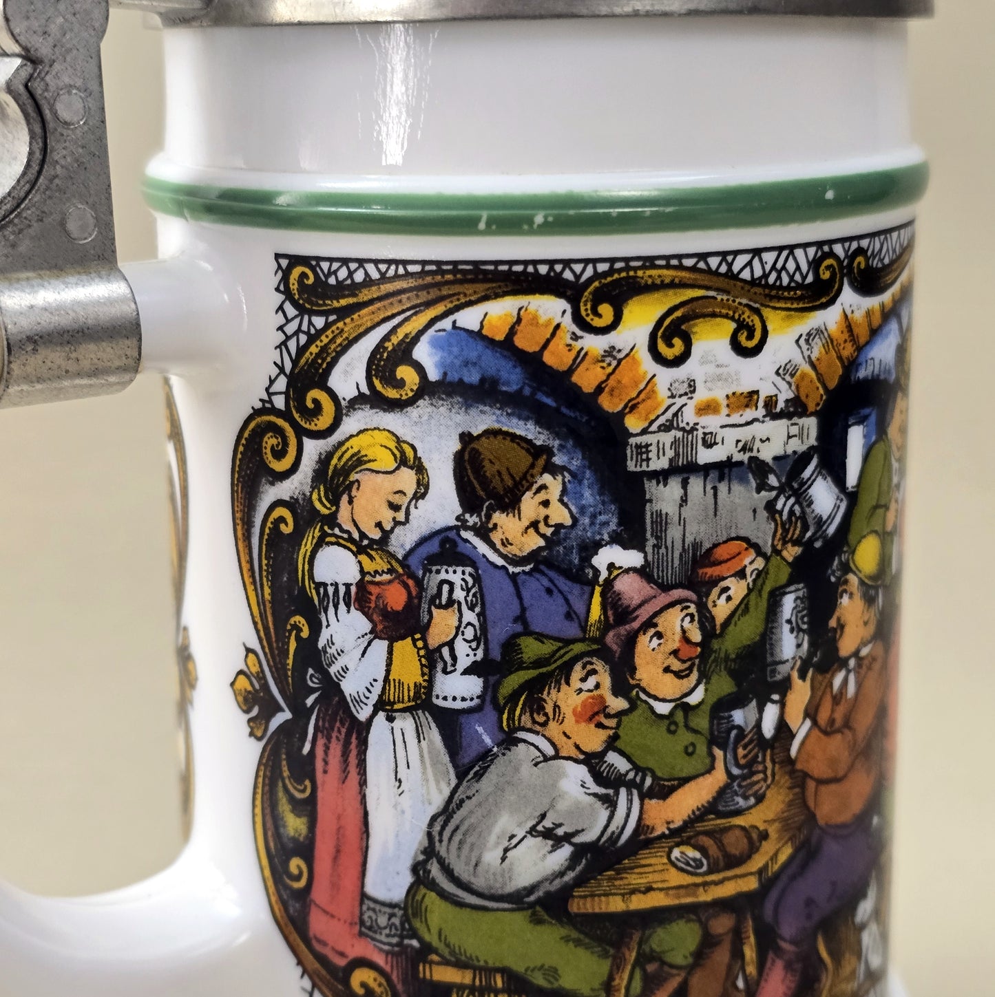 BMF Bierseidel aus weißem Glas mit farbigem Wirtshausmotiv und Zinndeckel, Vintage 1970er/80er