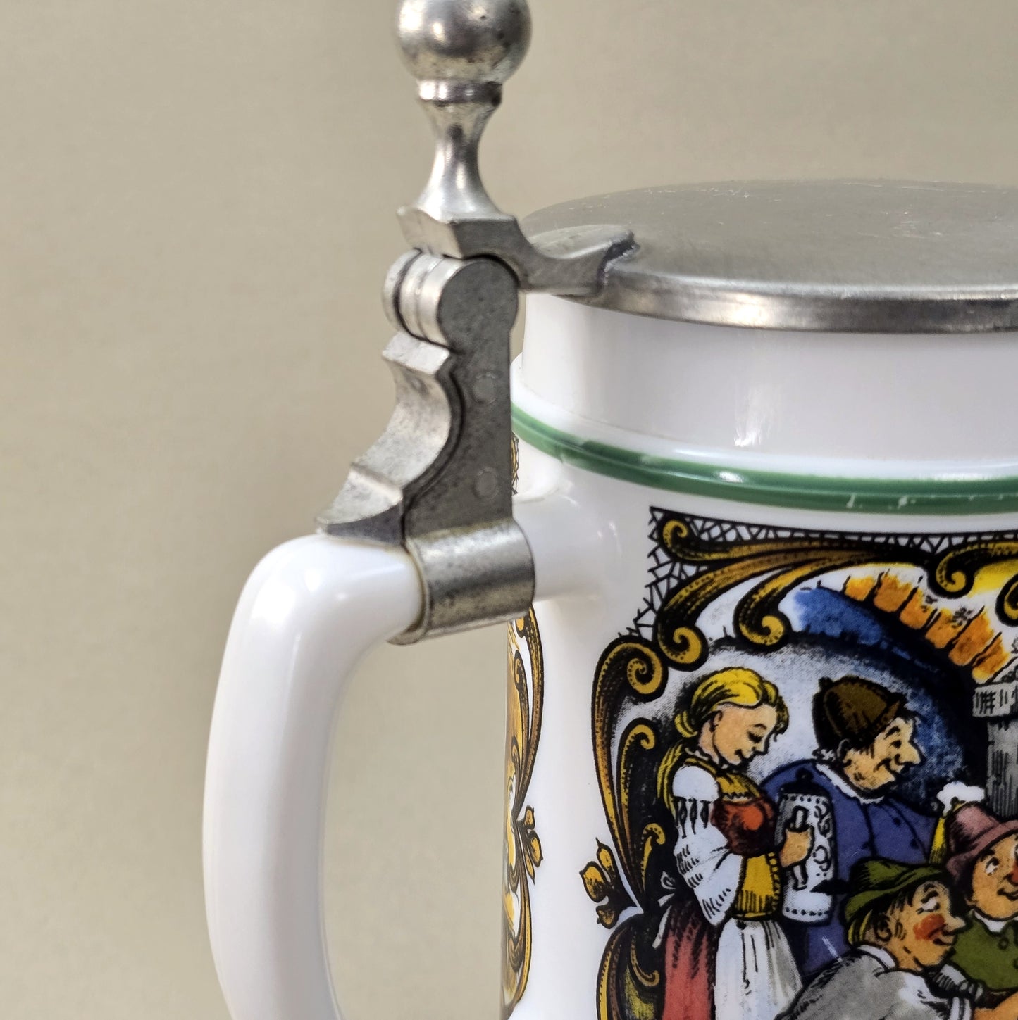 BMF Bierseidel aus weißem Glas mit farbigem Wirtshausmotiv und Zinndeckel, Vintage 1970er/80er