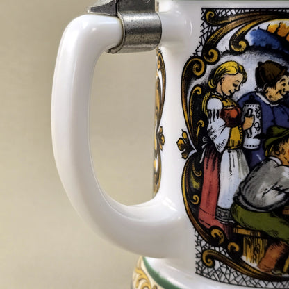 BMF Bierseidel aus weißem Glas mit farbigem Wirtshausmotiv und Zinndeckel, Vintage 1970er/80er