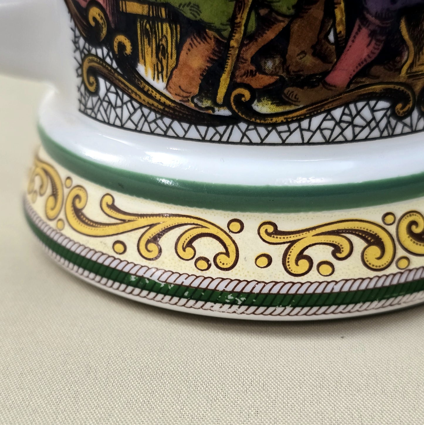 BMF Bierseidel aus weißem Glas mit farbigem Wirtshausmotiv und Zinndeckel, Vintage 1970er/80er